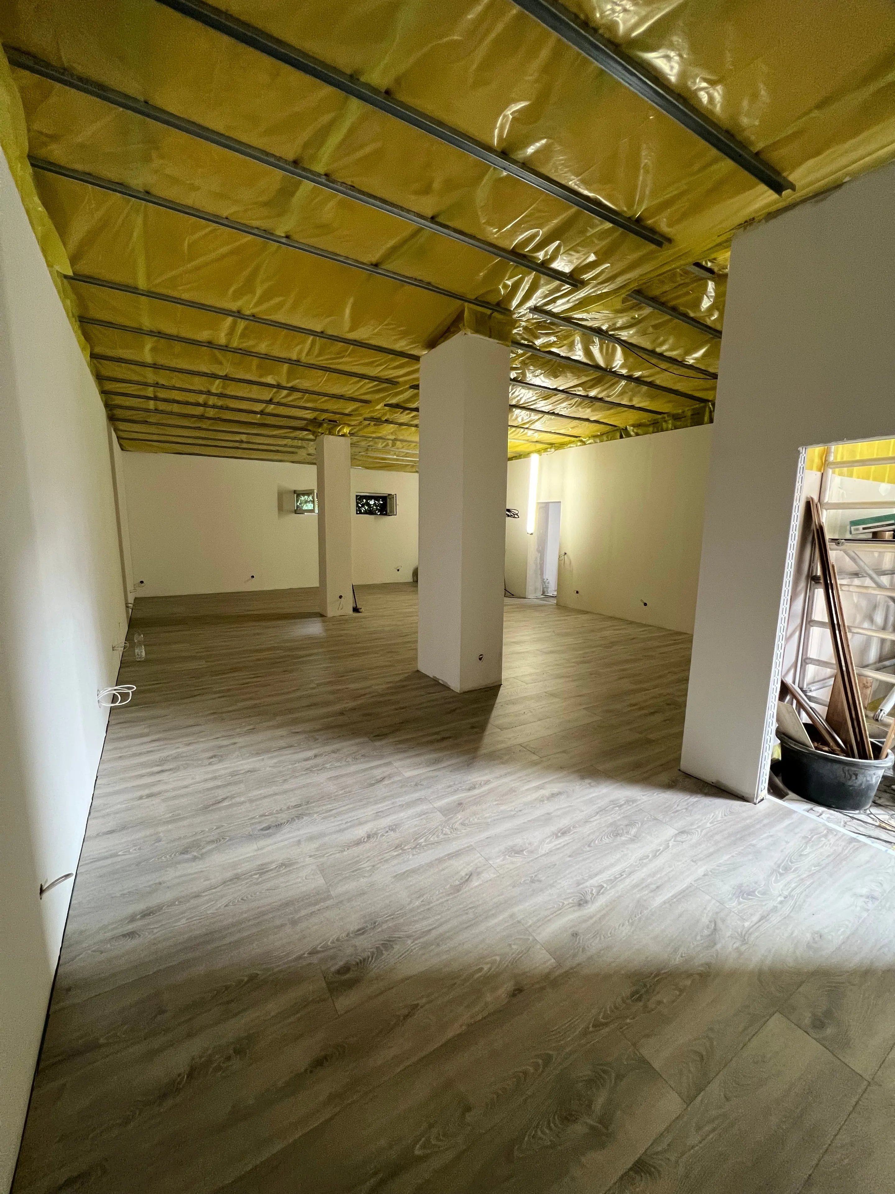 Ausbau mit neuen Wänden und Designboden