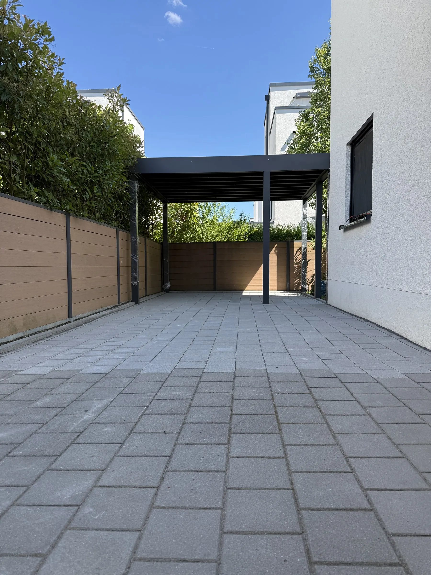 Carport und Hof nachher