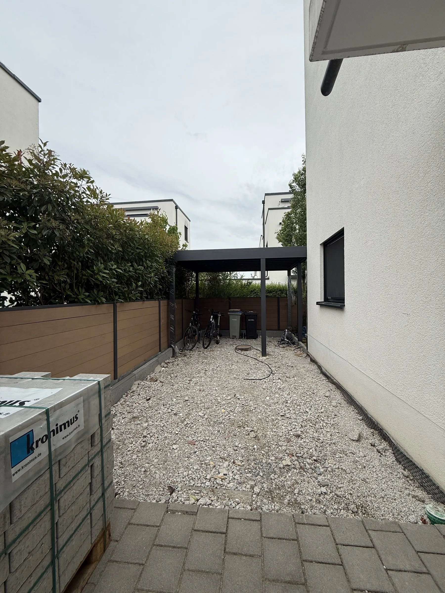 Carport und Hof vorher