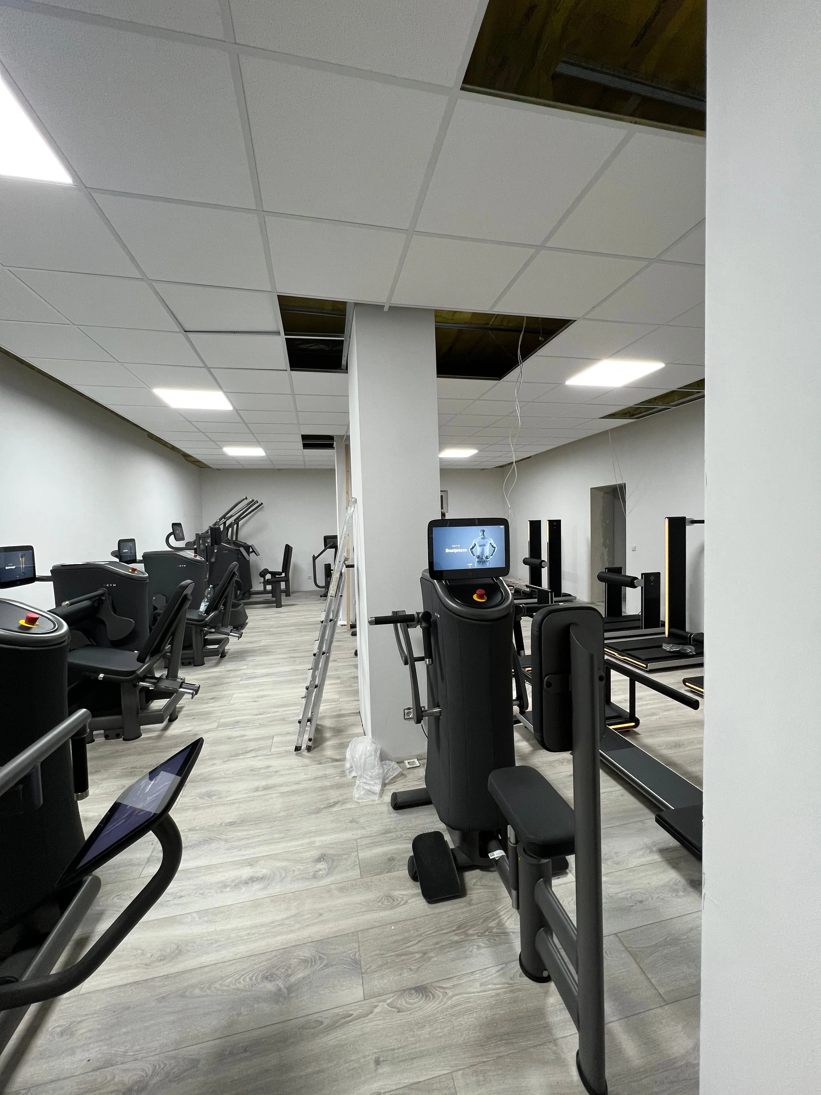 Fitnessstudio mit Akustikdecke