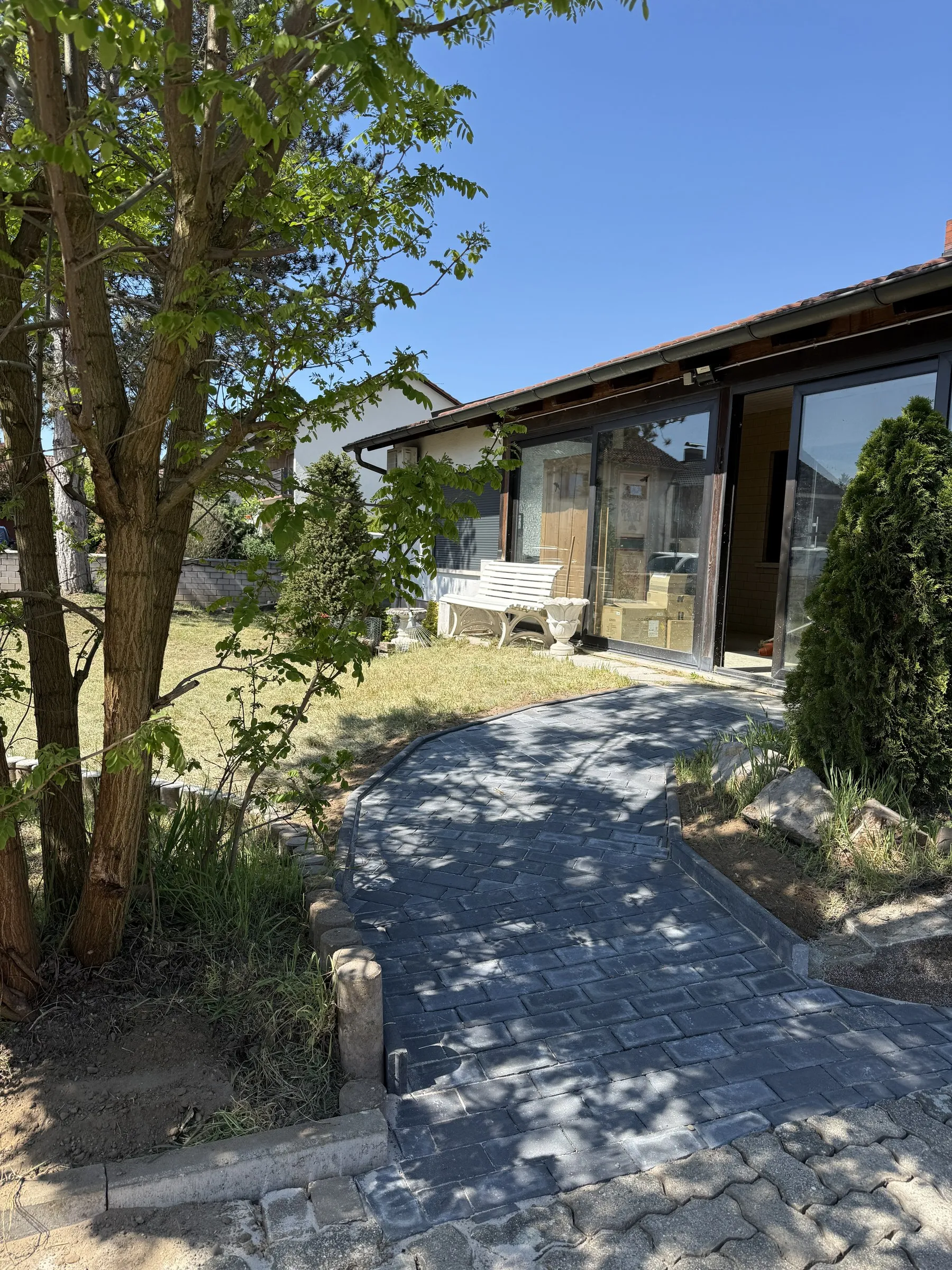 Neu gepflasterter Gartenweg