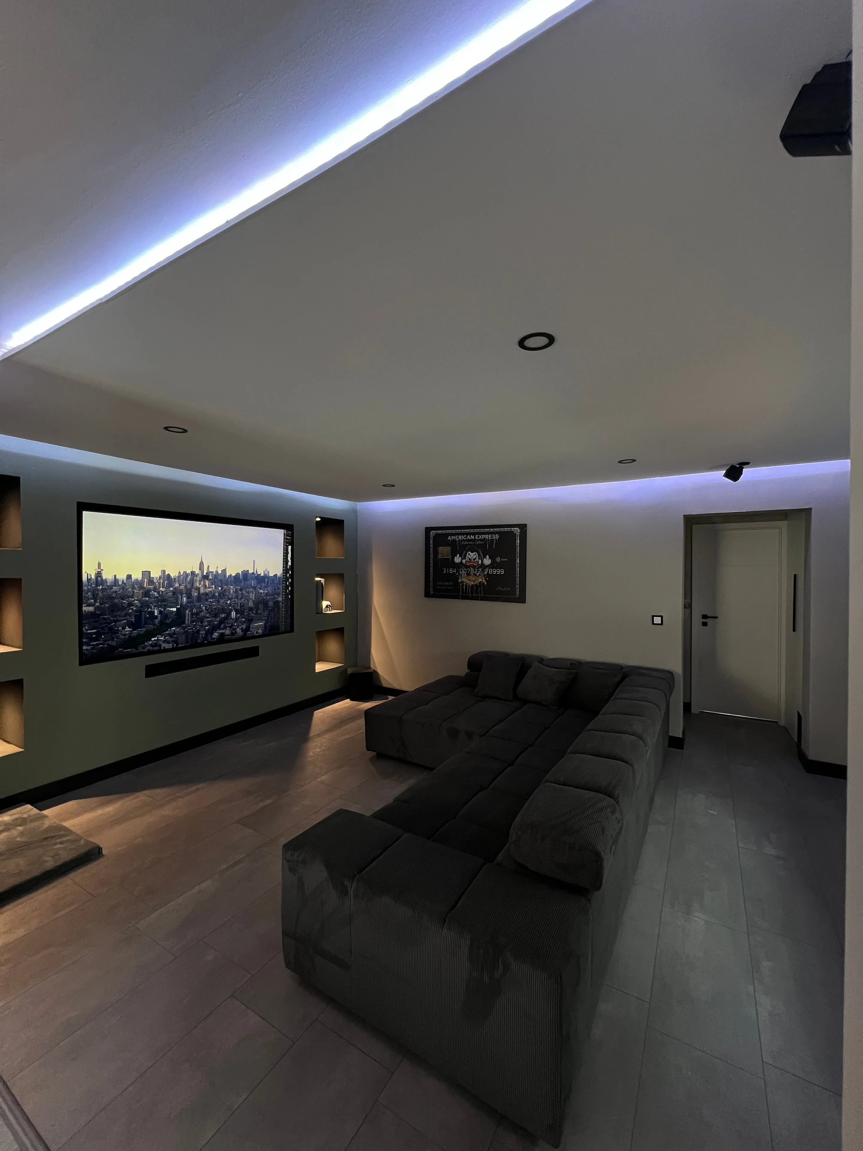 Heimkino mit Lichtvoute in der Decke